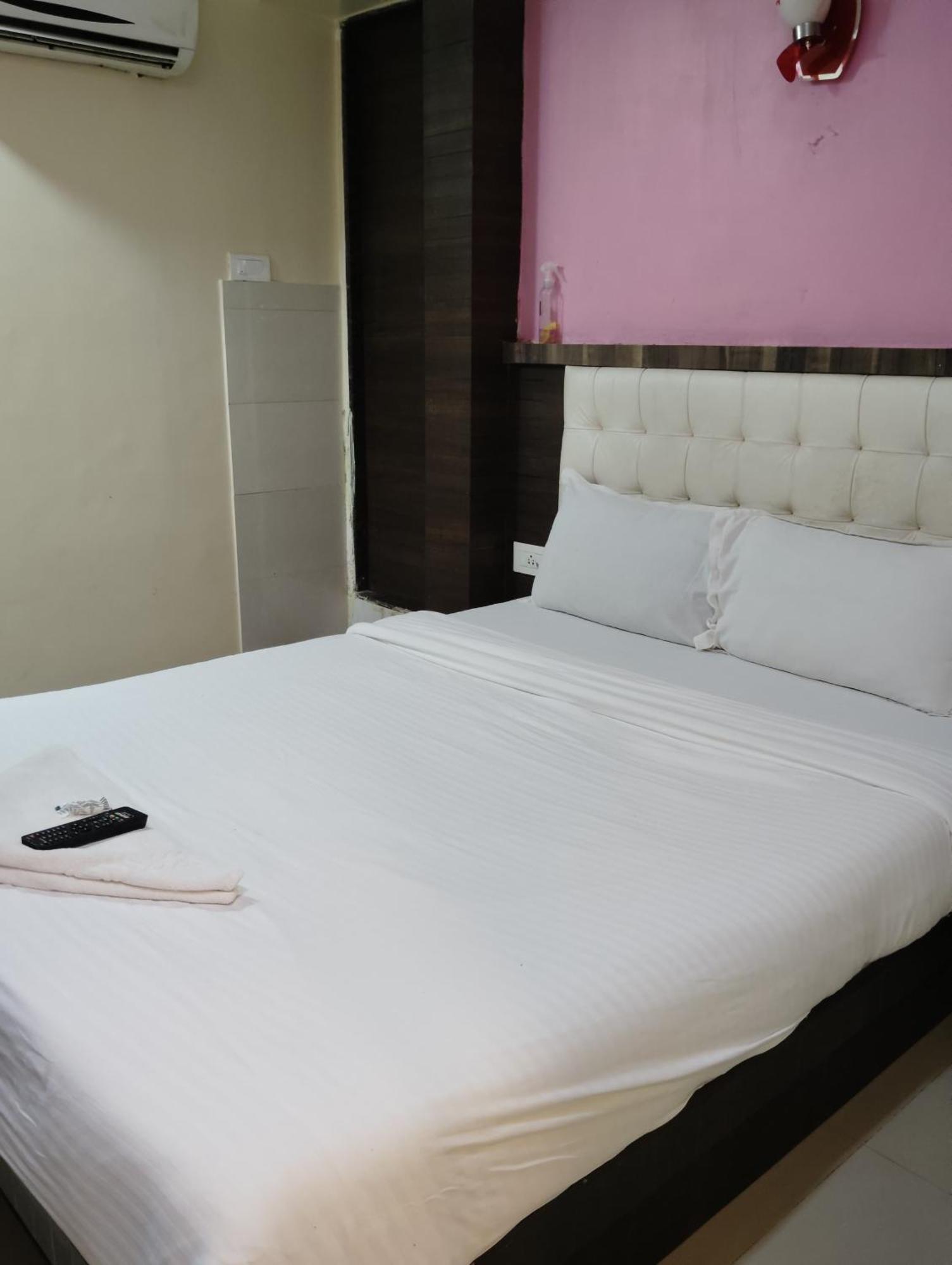 Hotel Golden Park Near Nesco Mumbai Bagian luar foto