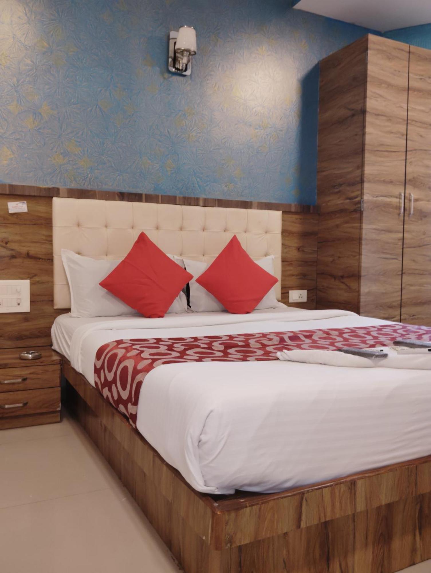 Hotel Golden Park Near Nesco Mumbai Bagian luar foto