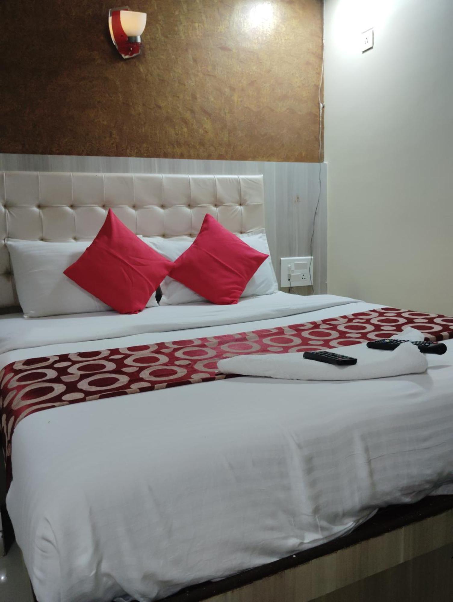 Hotel Golden Park Near Nesco Mumbai Bagian luar foto