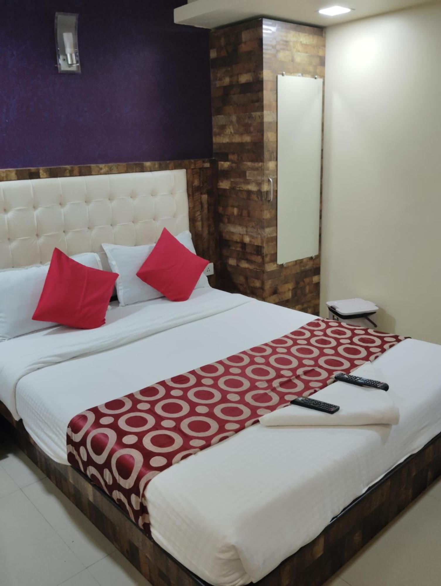 Hotel Golden Park Near Nesco Mumbai Bagian luar foto