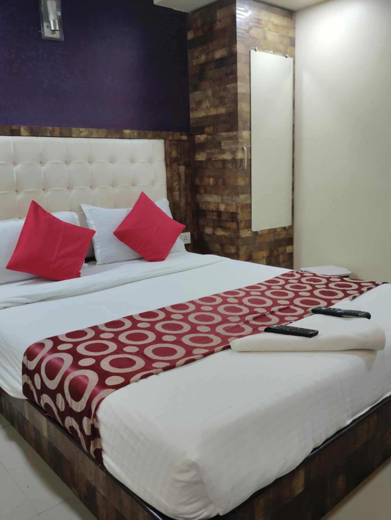 Hotel Golden Park Near Nesco Mumbai Bagian luar foto
