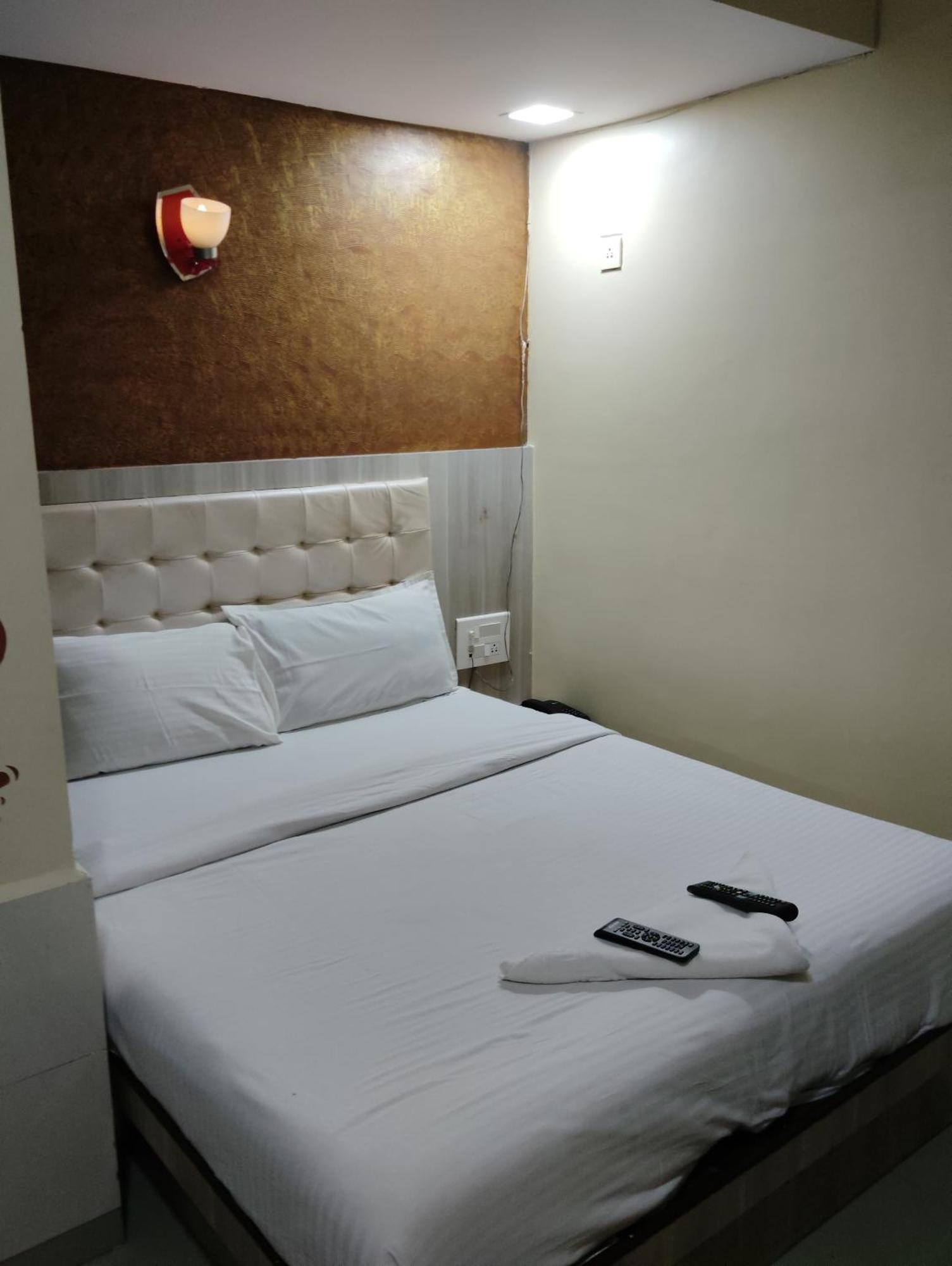 Hotel Golden Park Near Nesco Mumbai Bagian luar foto