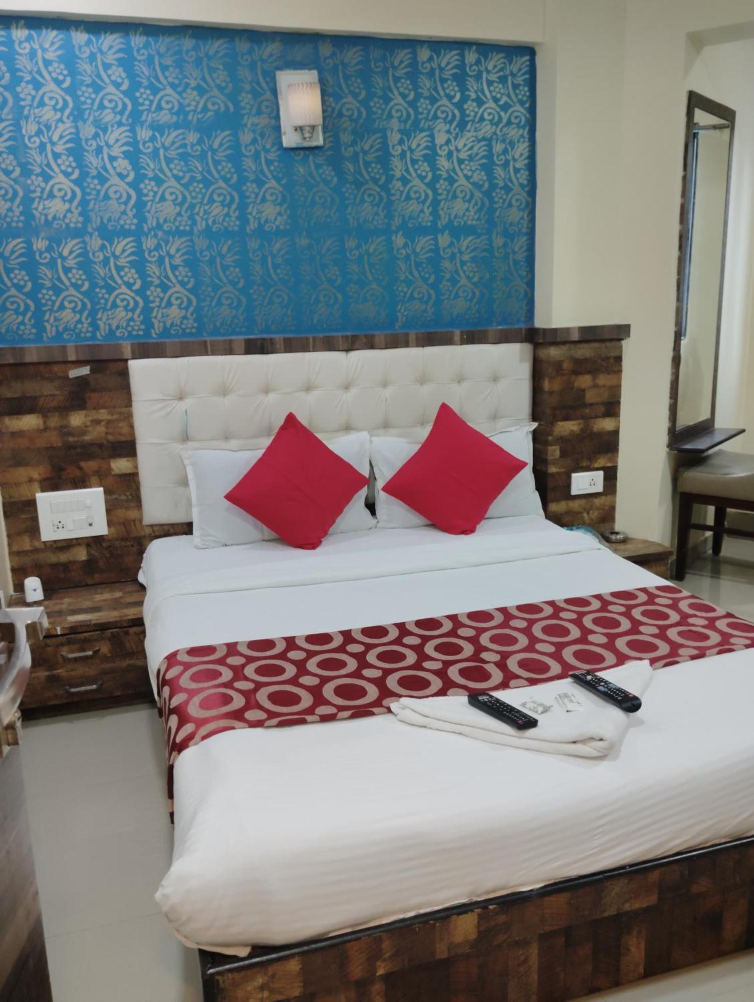 Hotel Golden Park Near Nesco Mumbai Bagian luar foto