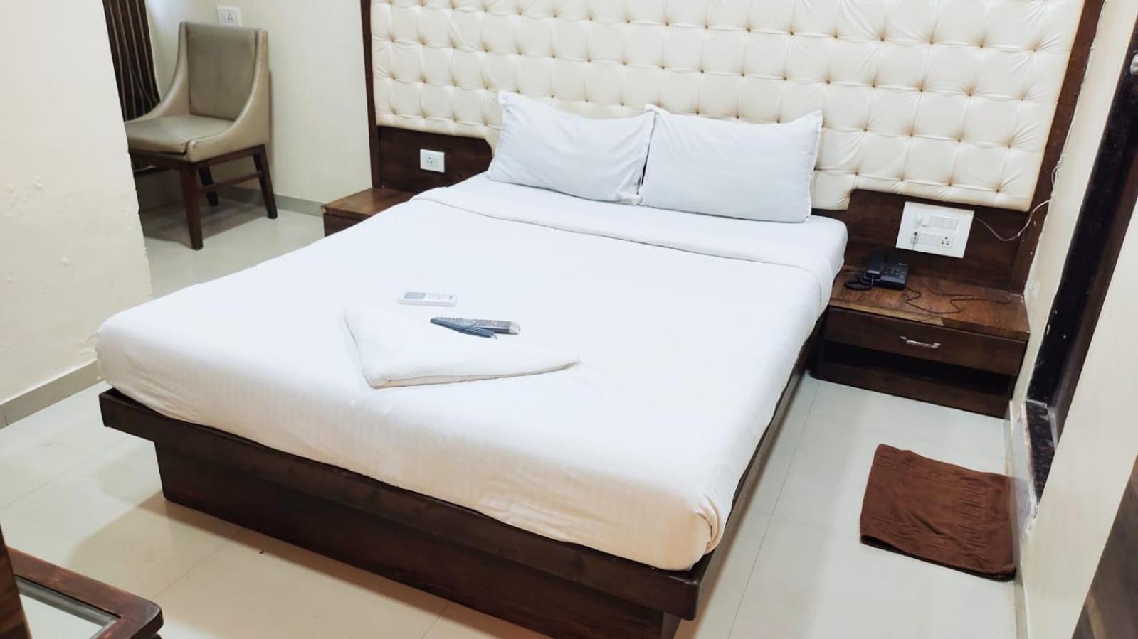 Hotel Golden Park Near Nesco Mumbai Bagian luar foto