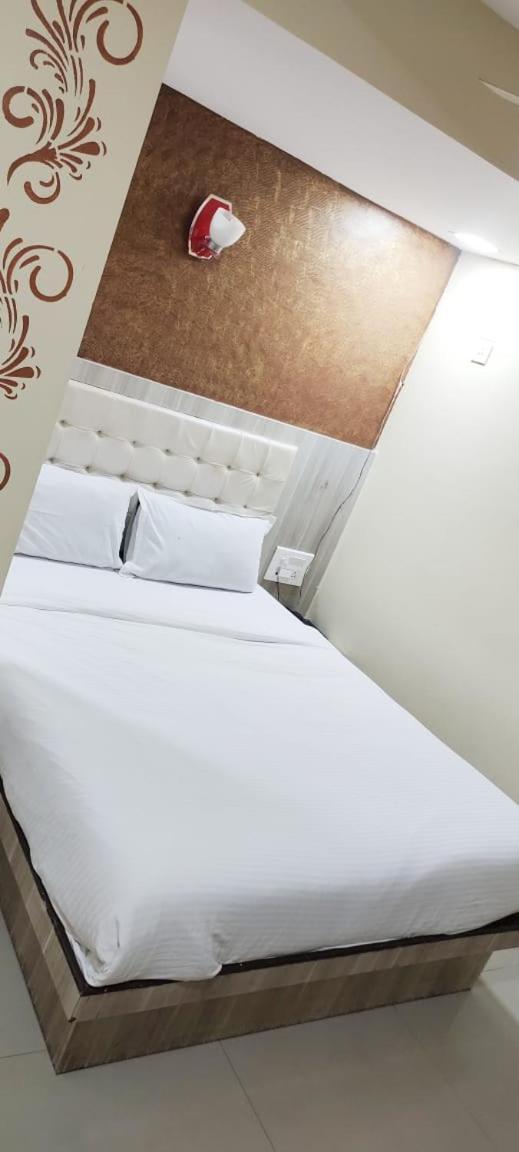 Hotel Golden Park Near Nesco Mumbai Bagian luar foto