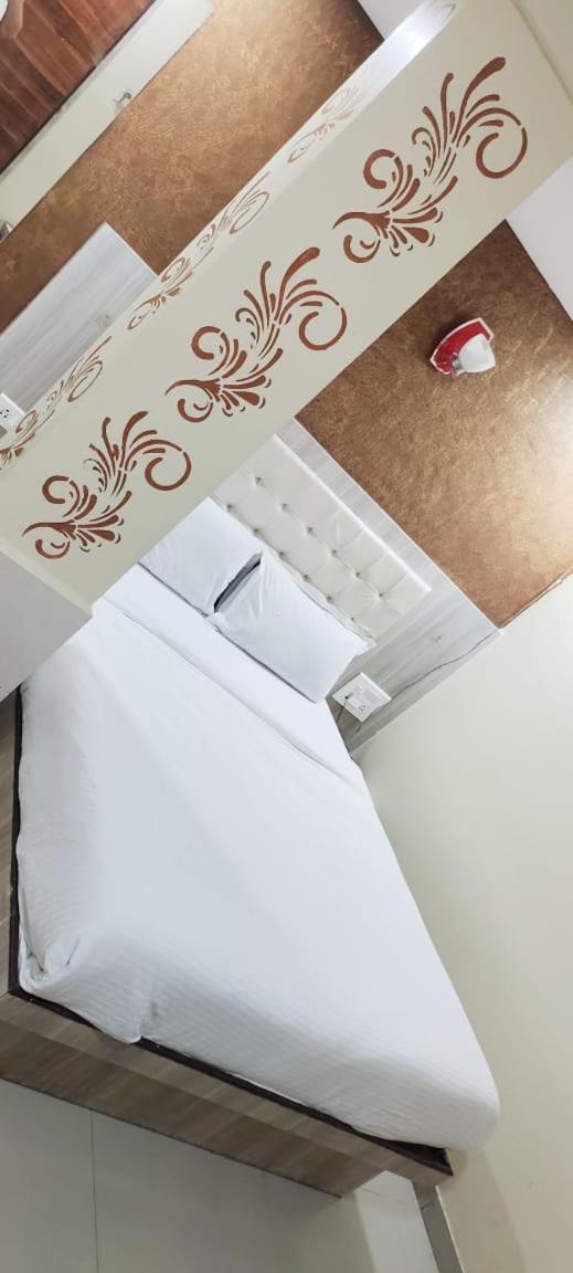 Hotel Golden Park Near Nesco Mumbai Bagian luar foto