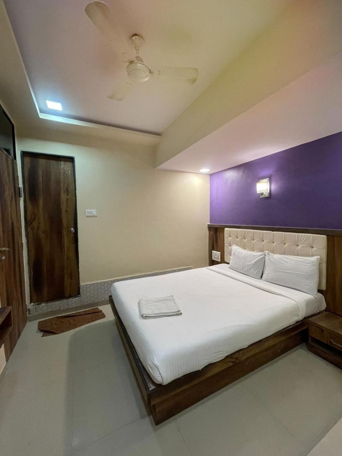 Hotel Golden Park Near Nesco Mumbai Bagian luar foto